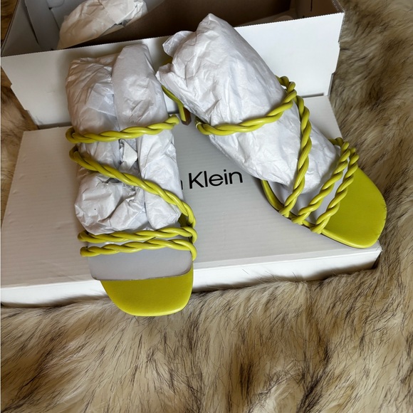❤️🥀Calvin Klein light green/yellowish 
 SANDALS W/TWISED STRAP & KITTEN HEELS🥀❤️ - Picture 3 of 10